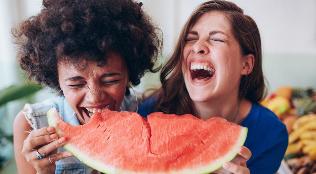 dívky jedí meloun