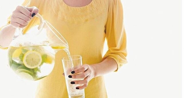 citronová voda pomáhá pročistit tělo