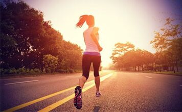 Kardio trénink, jako je běh, pomáhá spalovat tuk na nohou. 