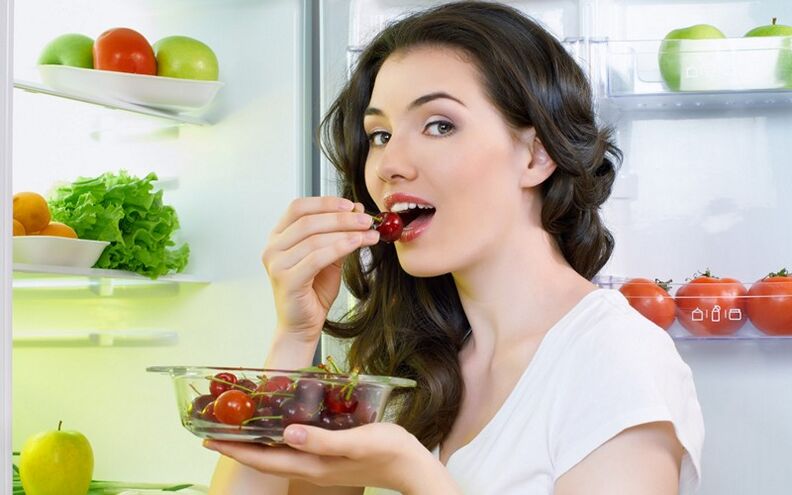 Po dietě 6 okvětních lístků dívka střídá bílkovinná jídla se sacharidy